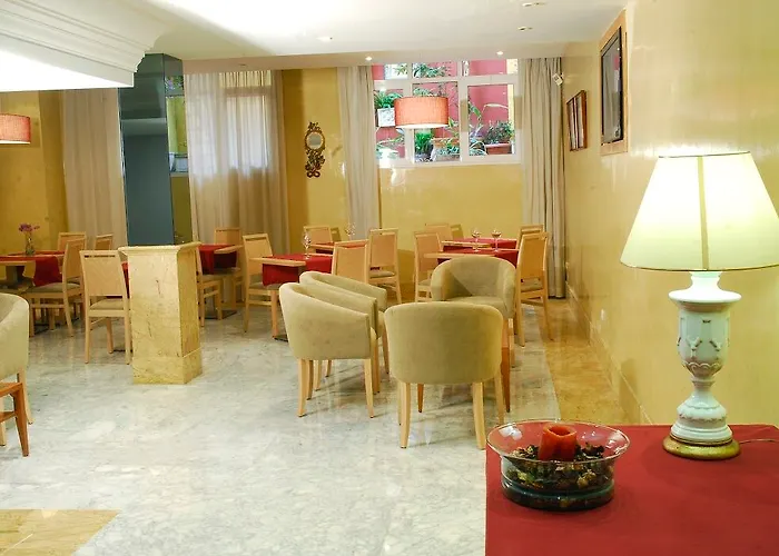 ホテル レイエス カトリコス セビリア