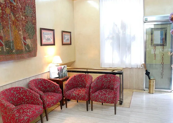 レイエス カトリコス 3*